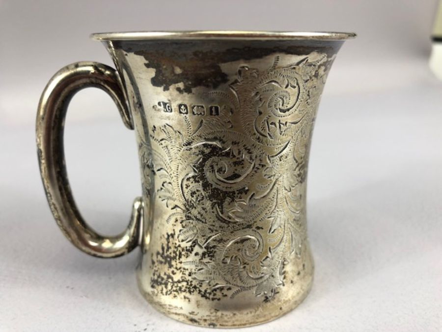 Hallmarked Silver cup with all over floral design dated 1908 and by maker Joseph Gloster Ltd, 7cm - Image 4 of 7