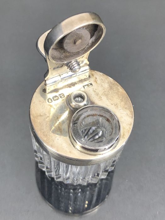 Georgian hallmarked silver and glass inkwell with hinged and screw cap lid, silver hallmarked for - Image 2 of 7