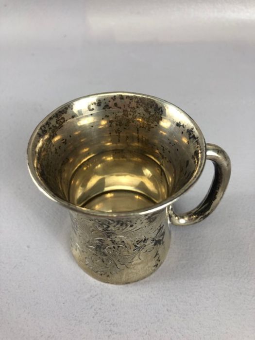 Hallmarked Silver cup with all over floral design dated 1908 and by maker Joseph Gloster Ltd, 7cm - Image 2 of 7