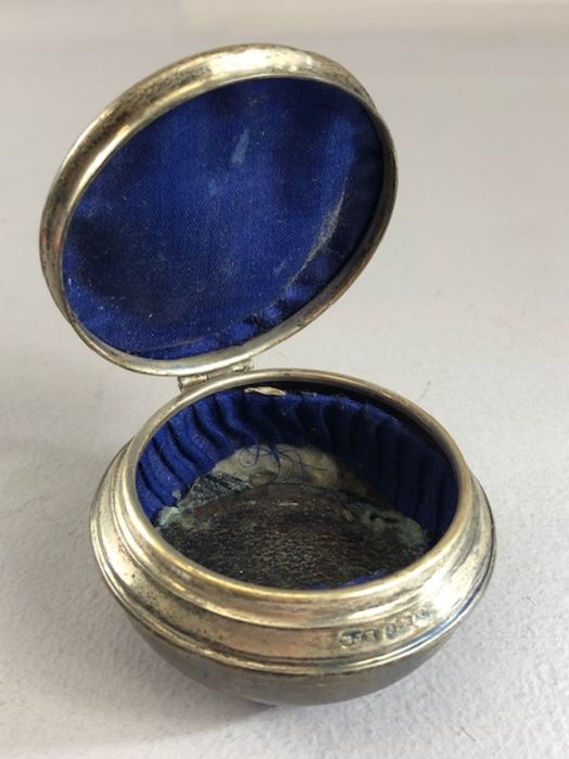 Collection of silver items to include a silver lidded pot, napkin ring in box and a selection of - Image 15 of 19