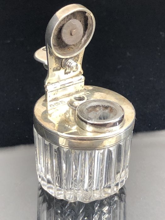 Georgian hallmarked silver and glass inkwell with hinged and screw cap lid, silver hallmarked for - Image 3 of 7