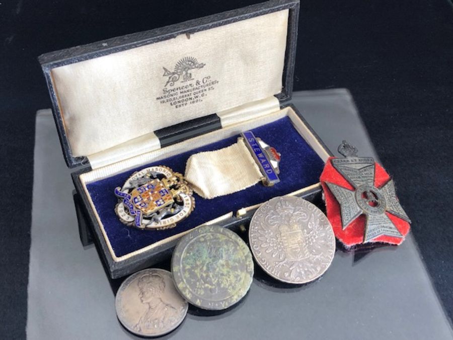 Collection of curios to include a Silver gilt & enamel Masonic medal, Thaler & cartwheel penny coin,