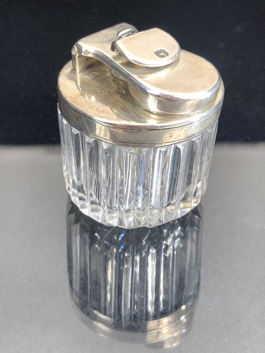 Georgian hallmarked silver and glass inkwell with hinged and screw cap lid, silver hallmarked for