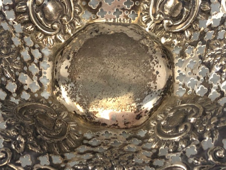 Two pierced Silver hallamrked Bon Bon dishes the largest approx 14.5cm across and total weight 76g - Image 5 of 17