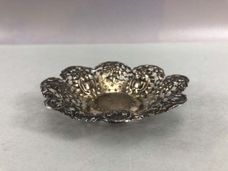 Two pierced Silver hallamrked Bon Bon dishes the largest approx 14.5cm across and total weight 76g - Image 3 of 17