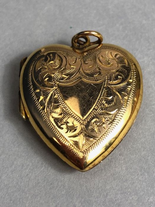 9ct Gold (back and front) heart shaped locket hinged to the side approx 21mm x 23mm - Image 6 of 6