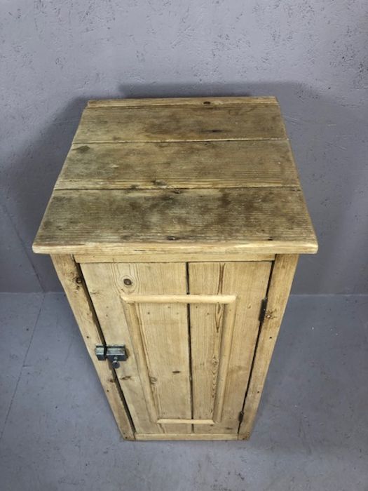 Rustic pine cupboard with three shelves, approx 40cm x 44cm x 91cm tall - Image 3 of 5