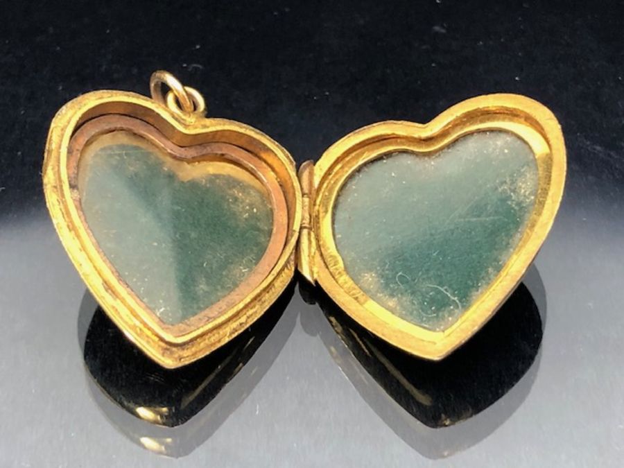 9ct Gold (back and front) heart shaped locket hinged to the side approx 21mm x 23mm - Image 5 of 6