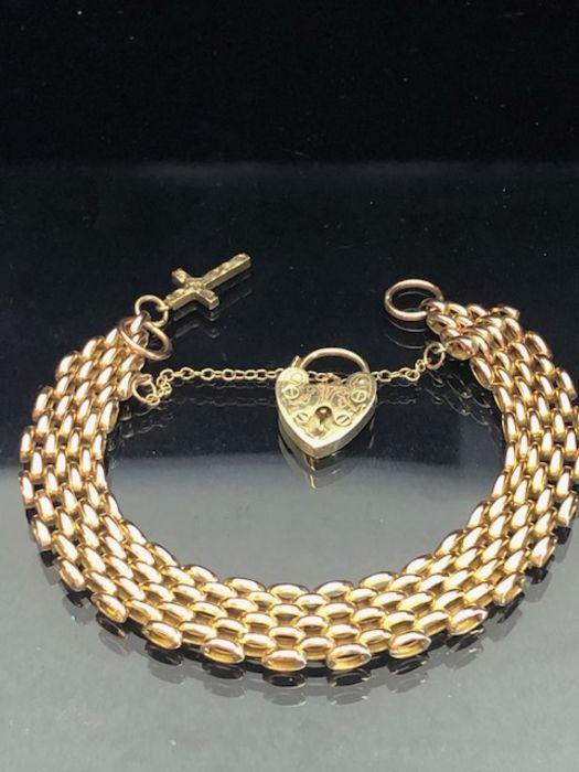 9ct Gold gate link Bracelet with 9ct Gold heart and cross with safety chain, alternate four three - Image 2 of 9