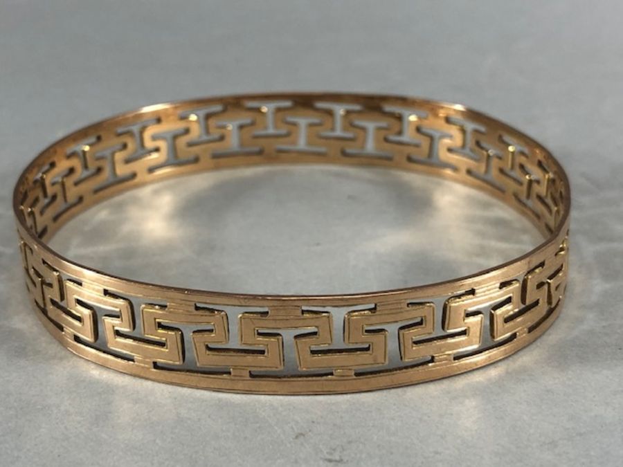 9ct Gold pierced bangle approx 8cm in diameter 12mm wide and 23.6g - Image 3 of 11