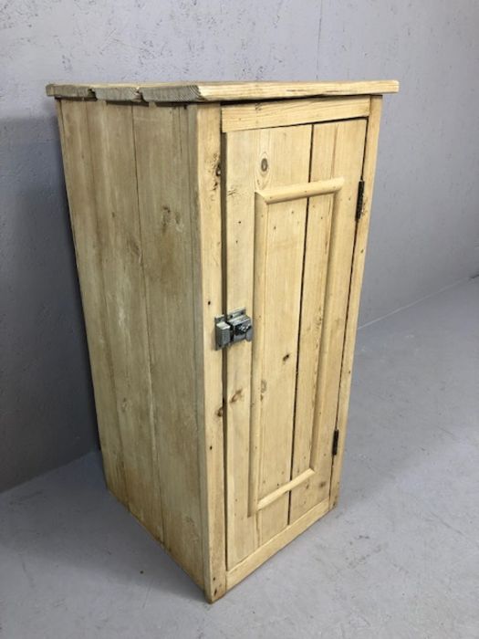 Rustic pine cupboard with three shelves, approx 40cm x 44cm x 91cm tall - Image 2 of 5