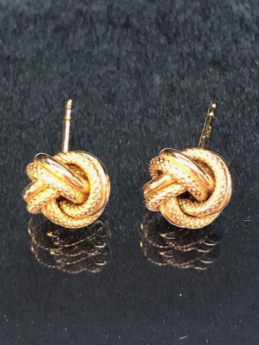 Pair of 9ct Gold twisted rope design earrings (1g) - Image 2 of 3