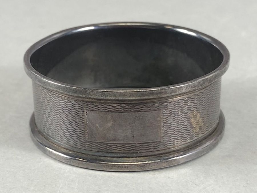 Collection of four silver hallmarked napkin rings total weight approx 55.5g - Image 9 of 14