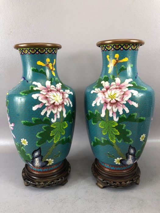 Collection of Chinese cloisonne items to include a pair of vases on wooden stands, each approx - Image 8 of 21