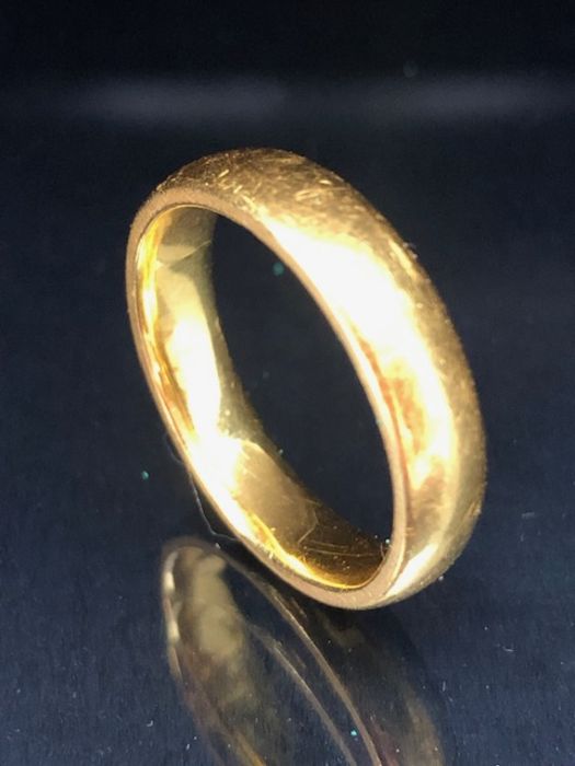 22ct Gold fully hallmarked band approx size 'M' & 6.8g