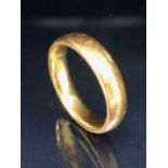 22ct Gold fully hallmarked band approx size 'M' & 6.8g