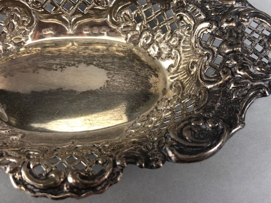 Two pierced Silver hallamrked Bon Bon dishes the largest approx 14.5cm across and total weight 76g - Image 14 of 17