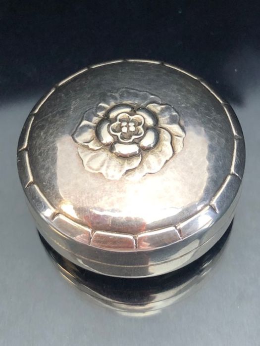 Georg Jensen silver pill box model 79D stamps to reverse with flower motif approx 36mm in diameter - Image 3 of 7