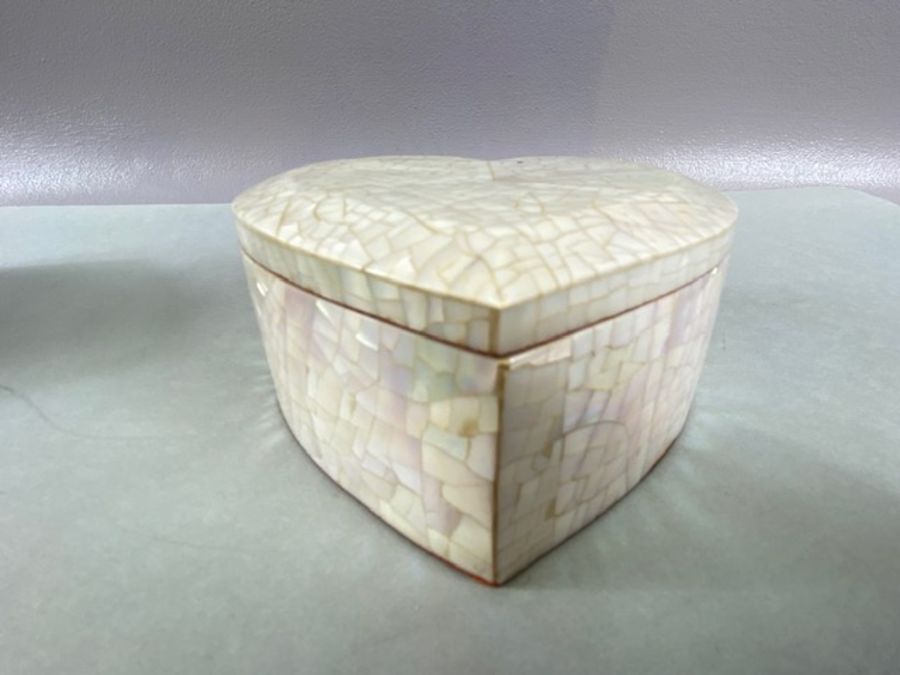 Collection of three mother of Pearl trinket boxes or Jewellery boxes the largest 5.5 x 9.5 x 5cm - Image 3 of 8