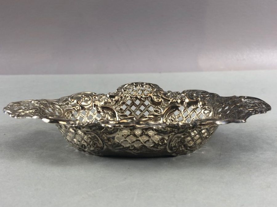 Two pierced Silver hallamrked Bon Bon dishes the largest approx 14.5cm across and total weight 76g - Image 10 of 17