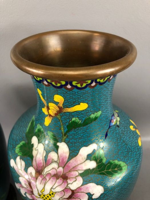 Collection of Chinese cloisonne items to include a pair of vases on wooden stands, each approx - Image 12 of 21