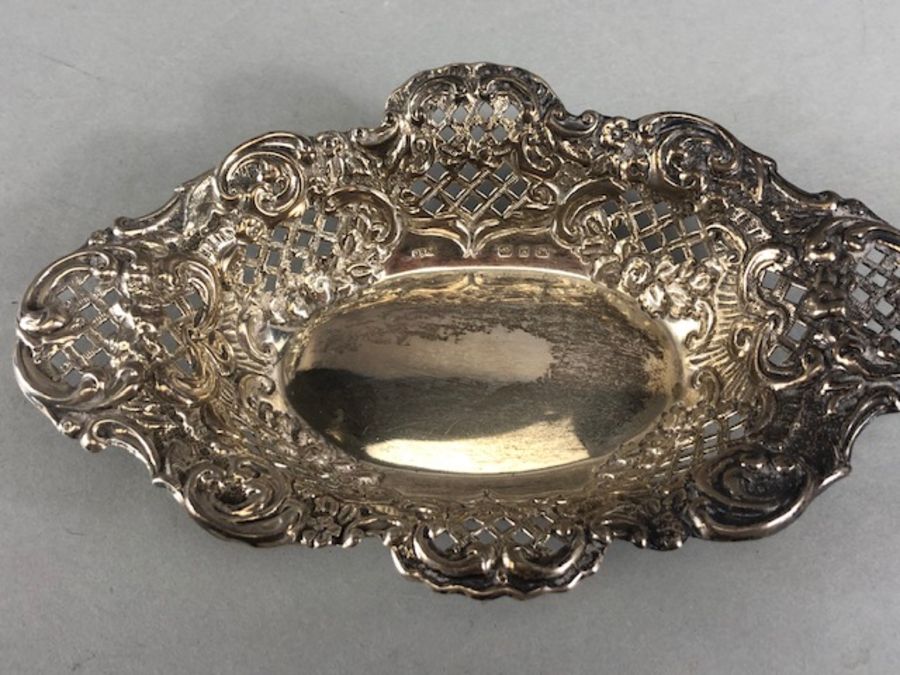 Two pierced Silver hallamrked Bon Bon dishes the largest approx 14.5cm across and total weight 76g - Image 11 of 17