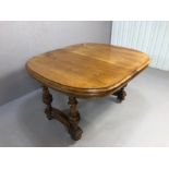 Antique Victorian dining table on four turned legs, with two variable sized leaves. Table on