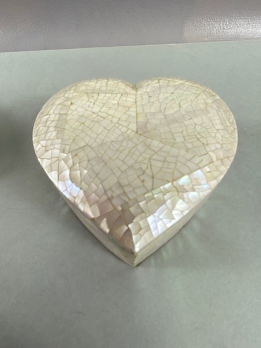 Collection of three mother of Pearl trinket boxes or Jewellery boxes the largest 5.5 x 9.5 x 5cm - Image 2 of 8