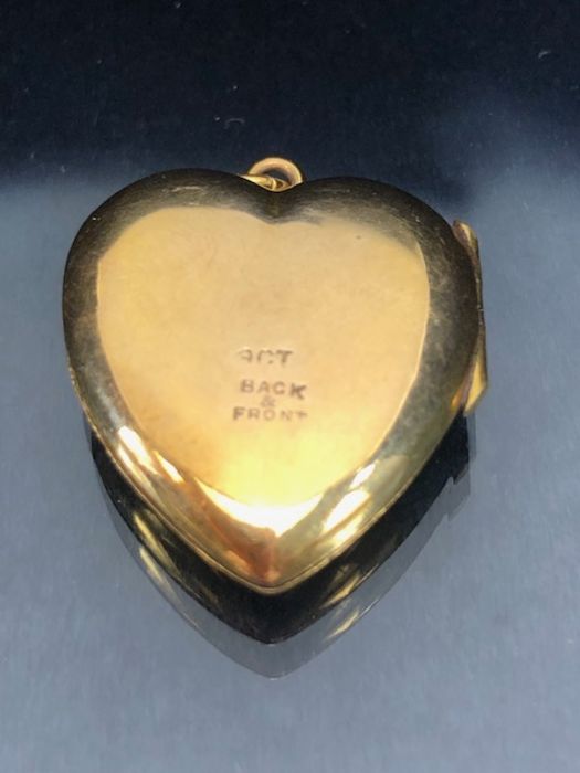 9ct Gold (back and front) heart shaped locket hinged to the side approx 21mm x 23mm - Image 3 of 6