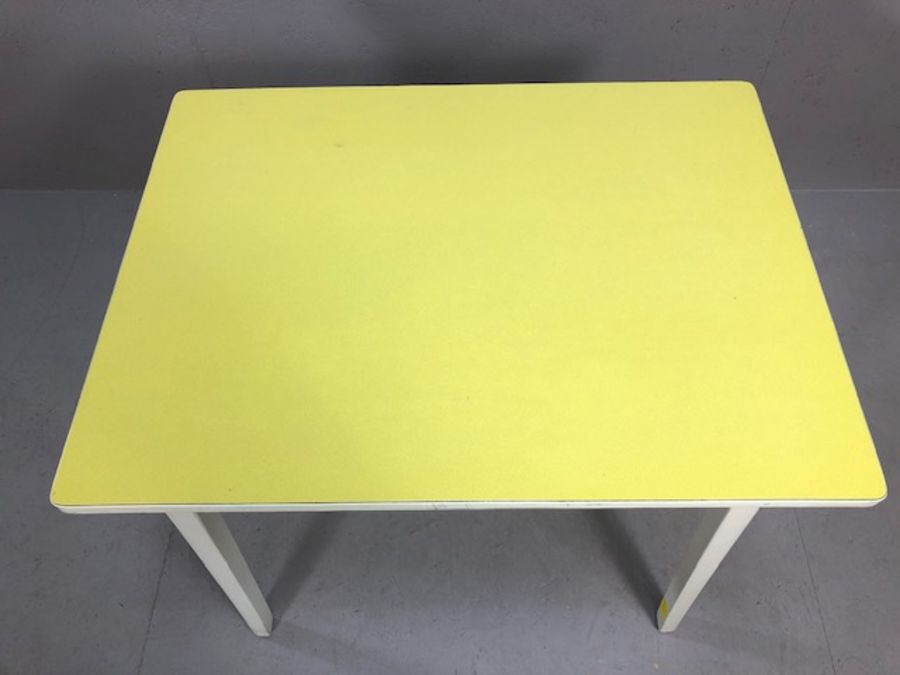 Retro melomine topped kitchen table, approx 81cm x 61cm 75cm tall - Image 2 of 8