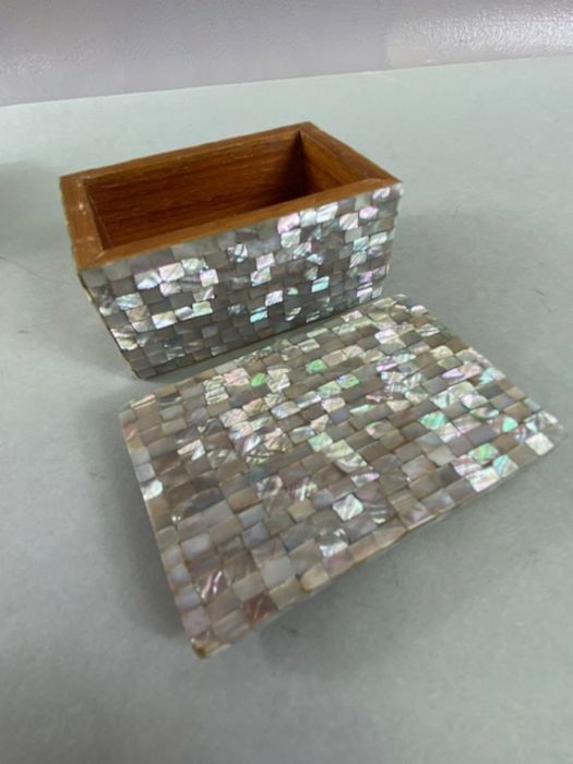 Collection of three mother of Pearl trinket boxes or Jewellery boxes the largest 5.5 x 9.5 x 5cm - Image 6 of 8