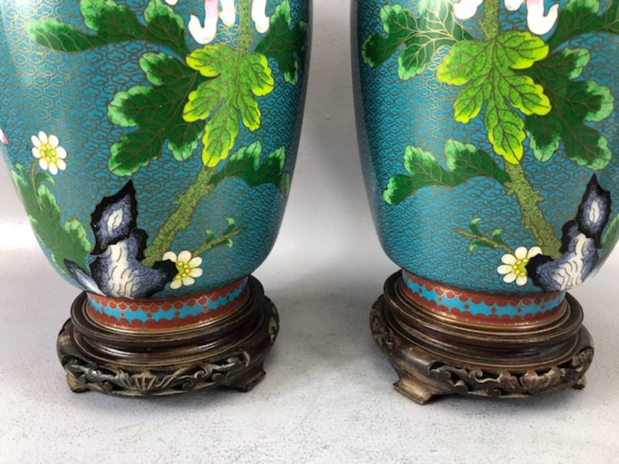 Collection of Chinese cloisonne items to include a pair of vases on wooden stands, each approx - Image 9 of 21