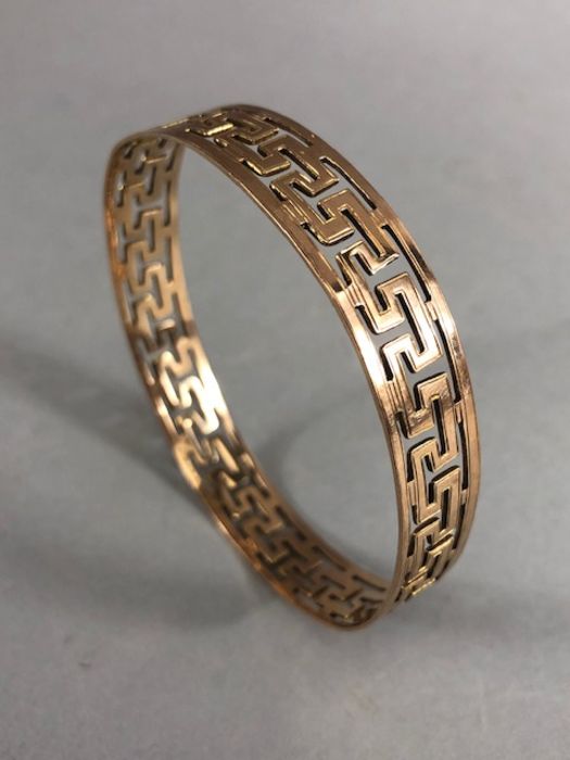 9ct Gold pierced bangle approx 8cm in diameter 12mm wide and 23.6g - Image 7 of 11