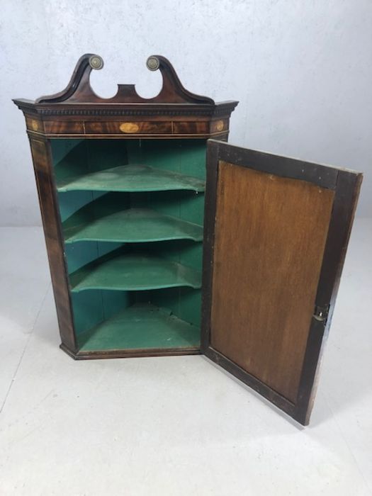 Victorian corner cupboard with inlay detailing and three shaped internal shelves, approx 75cm x 40cm - Image 3 of 7