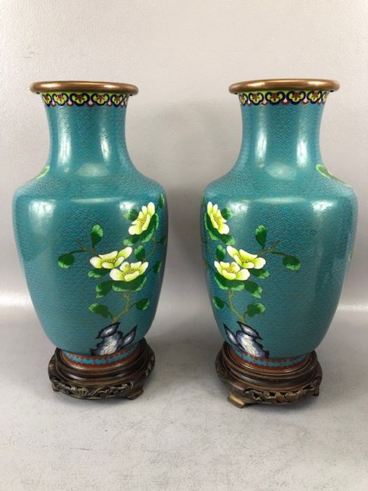 Collection of Chinese cloisonne items to include a pair of vases on wooden stands, each approx - Image 14 of 21