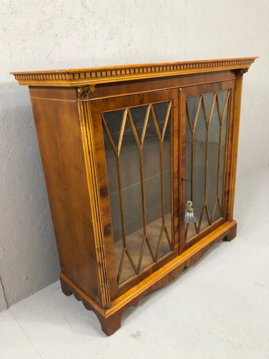 Reproduction glazed two door display cabinet with column detailing and fitted with internal - Image 3 of 6