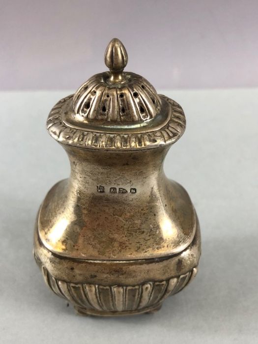 Collection of hallmarked silver items to include a silver basket, inkwell, propelling pencil and a - Image 7 of 14