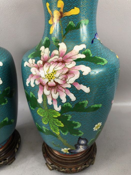 Collection of Chinese cloisonne items to include a pair of vases on wooden stands, each approx - Image 13 of 21