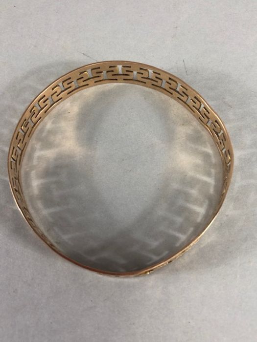 9ct Gold pierced bangle approx 8cm in diameter 12mm wide and 23.6g - Image 6 of 11