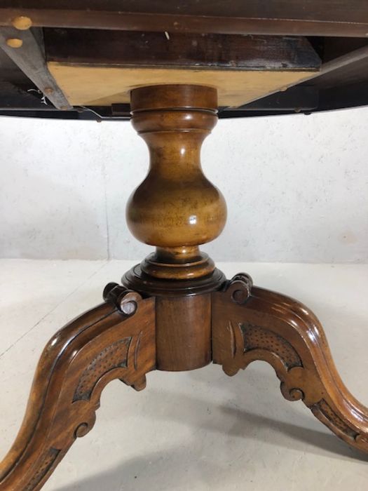 Circular mahogany pedestal table on tripod heavily carved feet approx 1 metre in diameter - Image 3 of 6