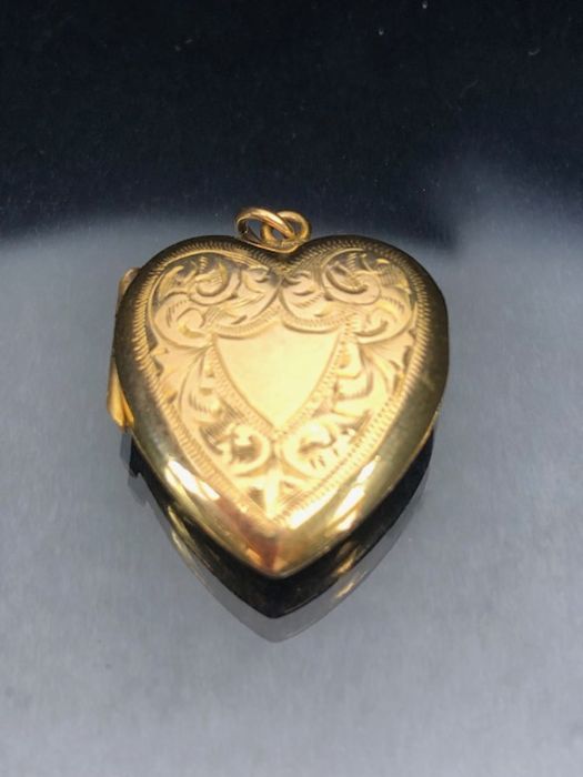 9ct Gold (back and front) heart shaped locket hinged to the side approx 21mm x 23mm - Image 2 of 6