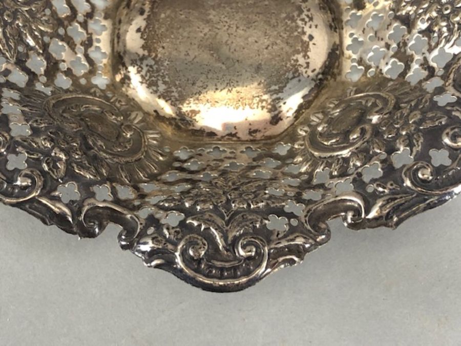 Two pierced Silver hallamrked Bon Bon dishes the largest approx 14.5cm across and total weight 76g - Image 6 of 17