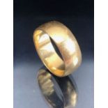 18ct gold chunky fully hallmarked gold band size 'R' and approx 8.9g