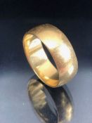 18ct gold chunky fully hallmarked gold band size 'R' and approx 8.9g