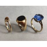 Three 9ct Gold rings to include an onyx signet ring total weight approx 5.8g