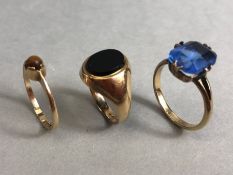 Three 9ct Gold rings to include an onyx signet ring total weight approx 5.8g