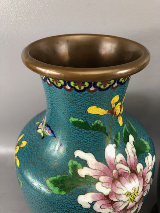 Collection of Chinese cloisonne items to include a pair of vases on wooden stands, each approx - Image 11 of 21