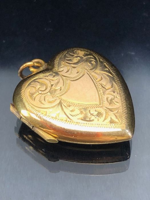 9ct Gold (back and front) heart shaped locket hinged to the side approx 21mm x 23mm