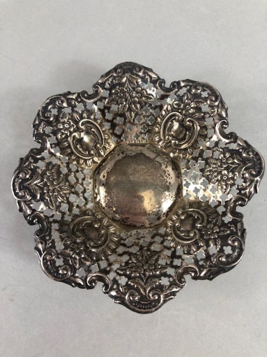 Two pierced Silver hallamrked Bon Bon dishes the largest approx 14.5cm across and total weight 76g - Image 2 of 17