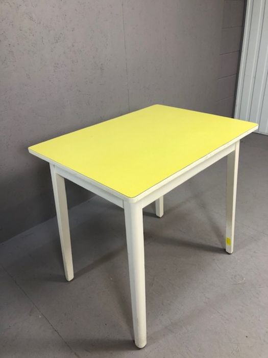 Retro melomine topped kitchen table, approx 81cm x 61cm 75cm tall - Image 3 of 8